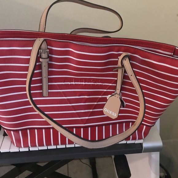 Guess purses - Picture 2 of 2